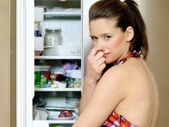 Как убрать из холодильника неприятный запах?