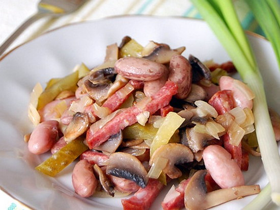 Теплый салат с фасолью и грибами (рецепт)