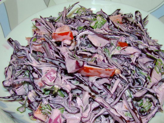 Салат из красной капусты с крабовыми палочками (рецепт)