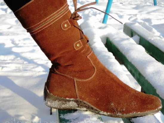 Как правильно ухаживать за летней и зимней замшевой обувью