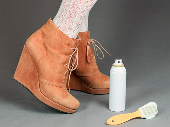 Особенности чистки замшевой обуви в домашних условиях